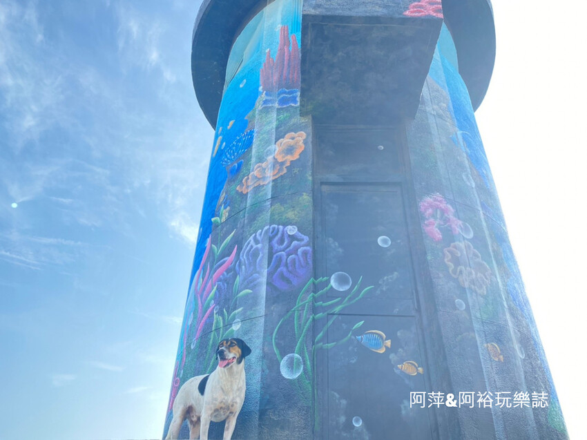 【高雄景點】「彌陀漁港海岸光廊」|網美打卡必拍海中木棧道|玩水沙灘溜滑梯 |阿部乳坊旅人系列欣賞|