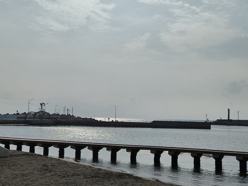 【高雄景點】「彌陀漁港海岸光廊」|網美打卡必拍海中木棧道|玩水沙灘溜滑梯 |阿部乳坊旅人系列欣賞|