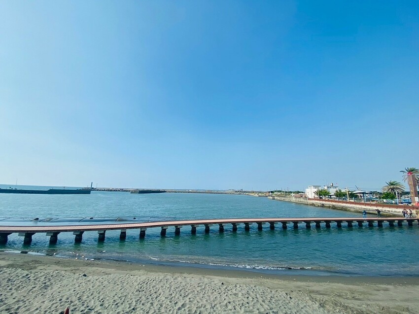 【高雄景點】「彌陀漁港海岸光廊」|網美打卡必拍海中木棧道|玩水沙灘溜滑梯 |阿部乳坊旅人系列欣賞|