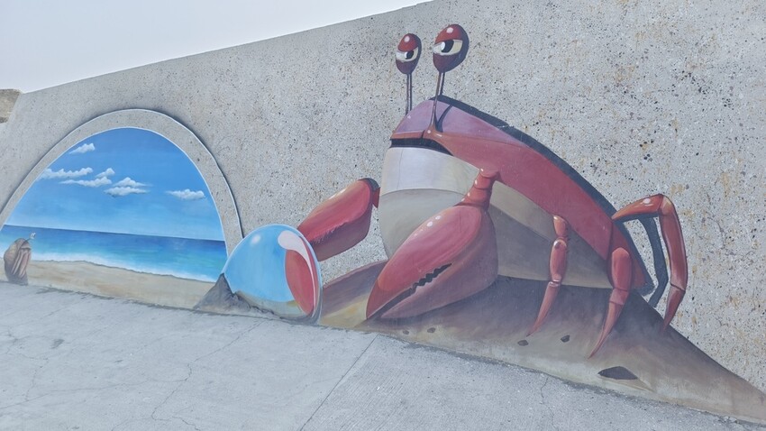 【高雄景點】「彌陀漁港海岸光廊」|網美打卡必拍海中木棧道|玩水沙灘溜滑梯 |阿部乳坊旅人系列欣賞|