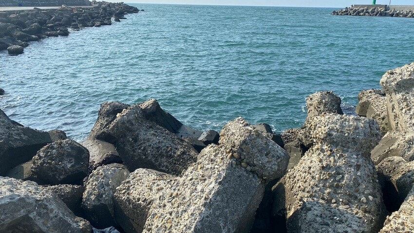 【高雄景點】「彌陀漁港海岸光廊」|網美打卡必拍海中木棧道|玩水沙灘溜滑梯 |阿部乳坊旅人系列欣賞|