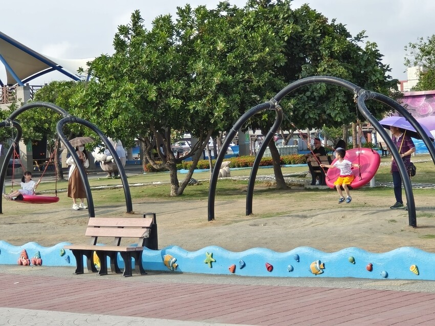 【高雄景點】「彌陀漁港海岸光廊」|網美打卡必拍海中木棧道|玩水沙灘溜滑梯 |阿部乳坊旅人系列欣賞|