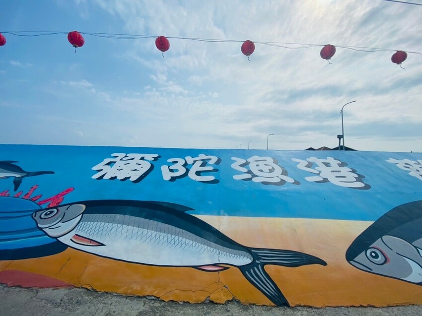 【高雄景點】「彌陀漁港海岸光廊」|網美打卡必拍海中木棧道|玩水沙灘溜滑梯 |阿部乳坊旅人系列欣賞|