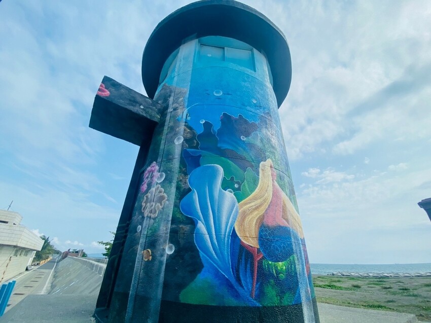 【高雄景點】「彌陀漁港海岸光廊」|網美打卡必拍海中木棧道|玩水沙灘溜滑梯 |阿部乳坊旅人系列欣賞|