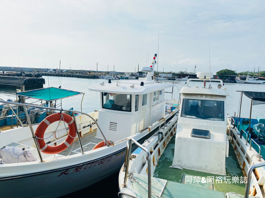 【高雄景點】「彌陀漁港海岸光廊」|網美打卡必拍海中木棧道|玩水沙灘溜滑梯 |阿部乳坊旅人系列欣賞|