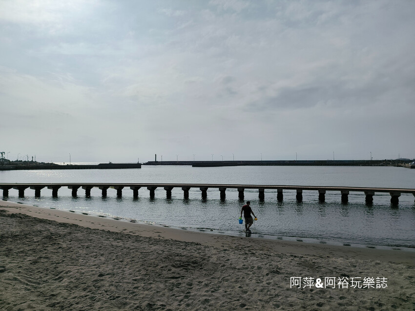【高雄景點】「彌陀漁港海岸光廊」|網美打卡必拍海中木棧道|玩水沙灘溜滑梯 |阿部乳坊旅人系列欣賞|