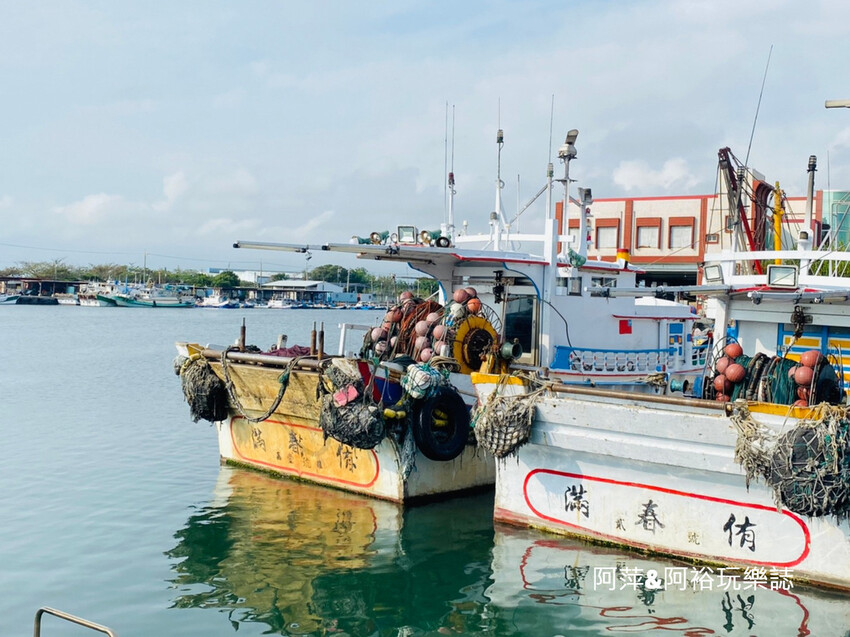 【高雄景點】「彌陀漁港海岸光廊」|網美打卡必拍海中木棧道|玩水沙灘溜滑梯 |阿部乳坊旅人系列欣賞|