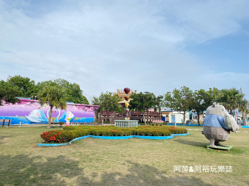 【高雄景點】「彌陀漁港海岸光廊」|網美打卡必拍海中木棧道|玩水沙灘溜滑梯 |阿部乳坊旅人系列欣賞|