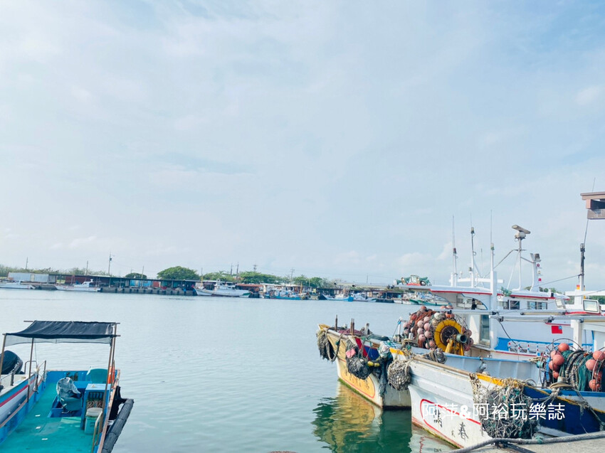 【高雄景點】「彌陀漁港海岸光廊」|網美打卡必拍海中木棧道|玩水沙灘溜滑梯 |阿部乳坊旅人系列欣賞|