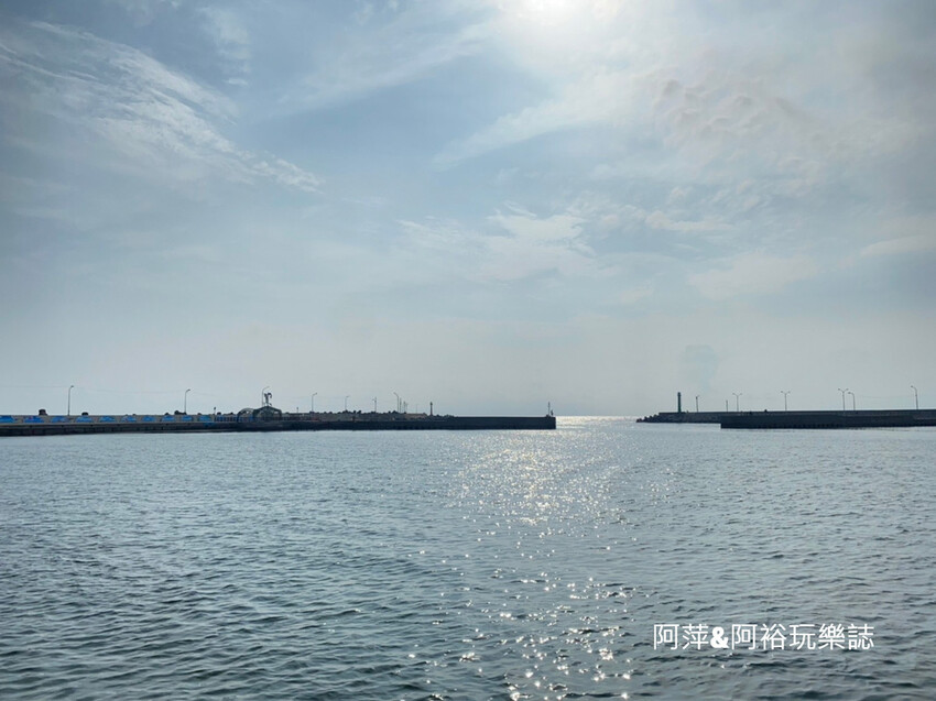 【高雄景點】「彌陀漁港海岸光廊」|網美打卡必拍海中木棧道|玩水沙灘溜滑梯 |阿部乳坊旅人系列欣賞|