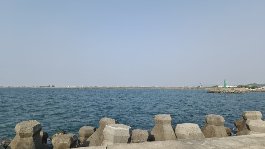 【高雄景點】「彌陀漁港海岸光廊」|網美打卡必拍海中木棧道|玩水沙灘溜滑梯 |阿部乳坊旅人系列欣賞|