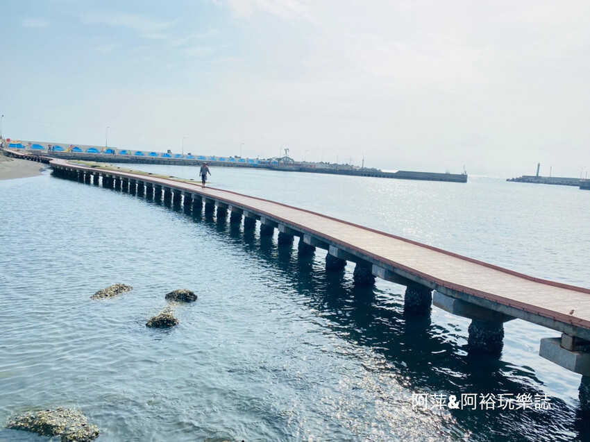 【高雄景點】「彌陀漁港海岸光廊」|網美打卡必拍海中木棧道|玩水沙灘溜滑梯 |阿部乳坊旅人系列欣賞|