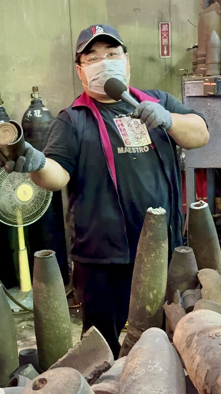 金門自由行｜金合利鋼刀觀光工廠，看「傳統鍛造」如何製作砲彈鋼刀，還能ＤＩＹ一把個人專屬小菜刀。（金門