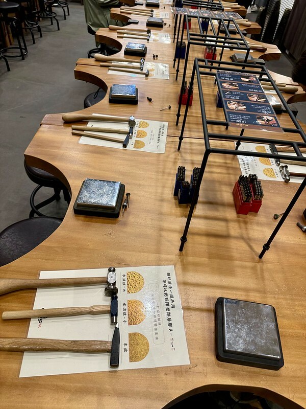 金門自由行｜金合利鋼刀觀光工廠，看「傳統鍛造」如何製作砲彈鋼刀，還能ＤＩＹ一把個人專屬小菜刀。（金門