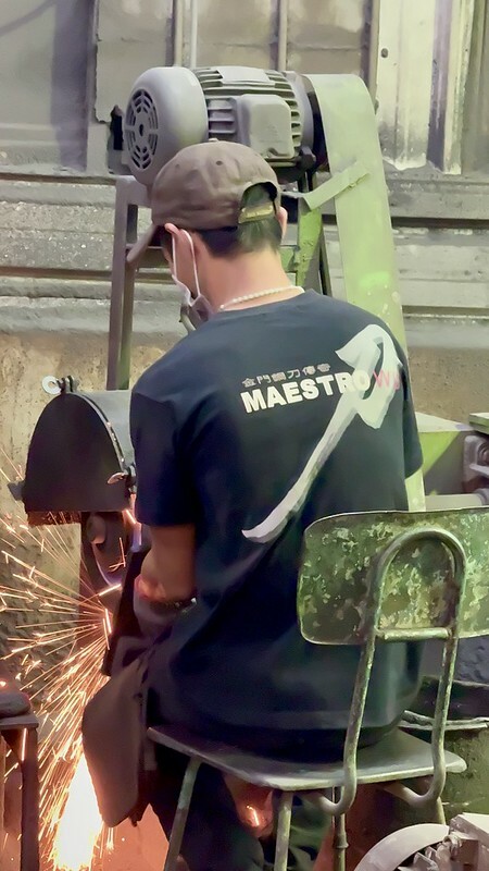 金門自由行｜金合利鋼刀觀光工廠，看「傳統鍛造」如何製作砲彈鋼刀，還能ＤＩＹ一把個人專屬小菜刀。（金門