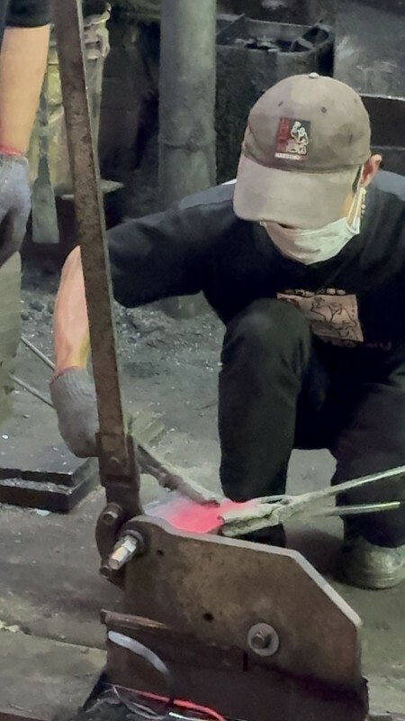 金門自由行｜金合利鋼刀觀光工廠，看「傳統鍛造」如何製作砲彈鋼刀，還能ＤＩＹ一把個人專屬小菜刀。（金門