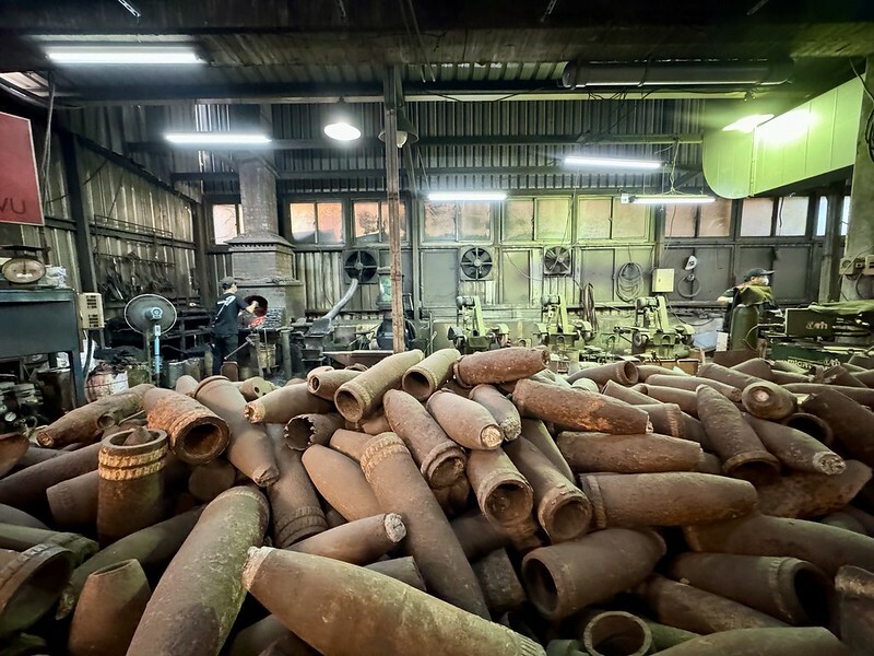 金門自由行｜金合利鋼刀觀光工廠，看「傳統鍛造」如何製作砲彈鋼刀，還能ＤＩＹ一把個人專屬小菜刀。（金門