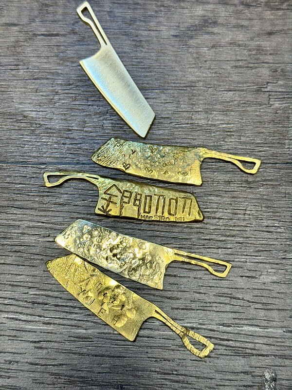 金門自由行｜金合利鋼刀觀光工廠，看「傳統鍛造」如何製作砲彈鋼刀，還能ＤＩＹ一把個人專屬小菜刀。（金門