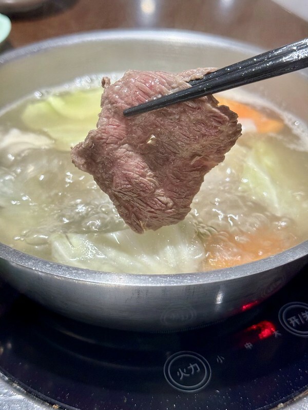 金門自由行｜圓頭肉乾金門農牧概念館 ，全台唯一的溫體全牛火鍋吃到飽！（金門美食）