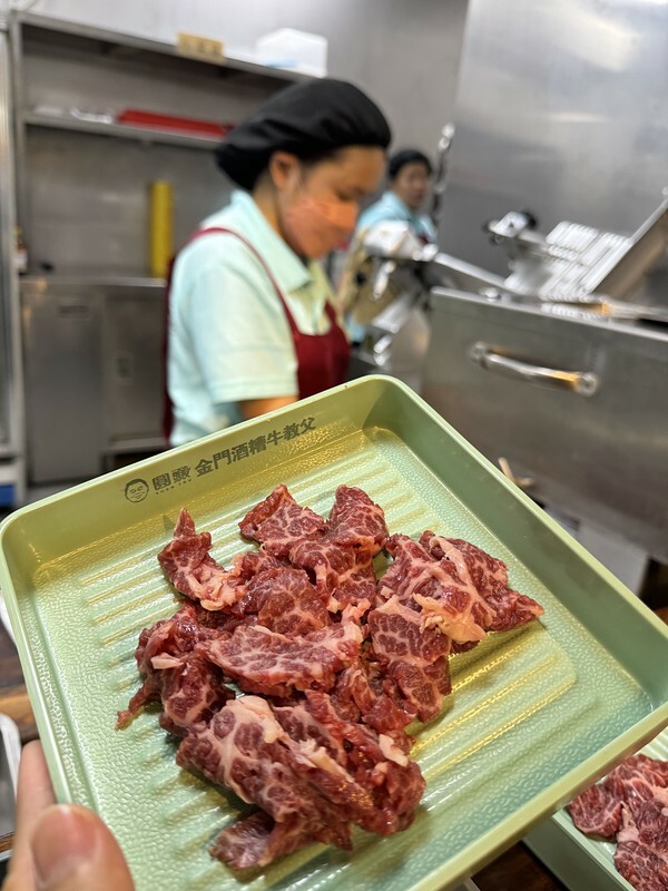 金門自由行｜圓頭肉乾金門農牧概念館 ，全台唯一的溫體全牛火鍋吃到飽！（金門美食）