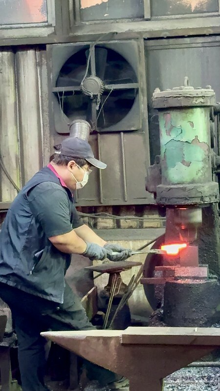 金門自由行｜金合利鋼刀觀光工廠，看「傳統鍛造」如何製作砲彈鋼刀，還能ＤＩＹ一把個人專屬小菜刀。（金門