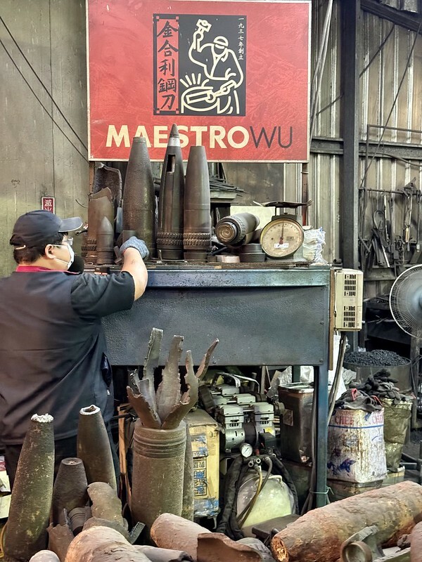 金門自由行｜金合利鋼刀觀光工廠，看「傳統鍛造」如何製作砲彈鋼刀，還能ＤＩＹ一把個人專屬小菜刀。（金門