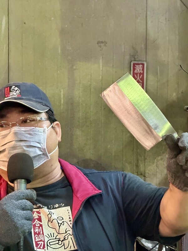 金門自由行｜金合利鋼刀觀光工廠，看「傳統鍛造」如何製作砲彈鋼刀，還能ＤＩＹ一把個人專屬小菜刀。（金門
