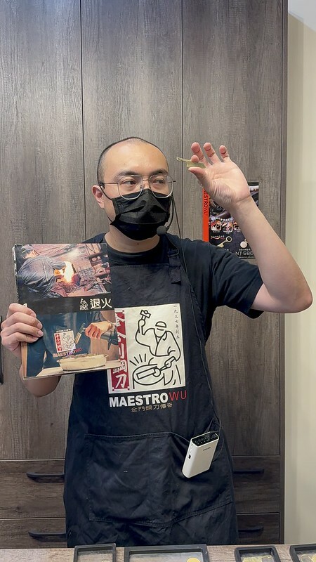 金門自由行｜金合利鋼刀觀光工廠，看「傳統鍛造」如何製作砲彈鋼刀，還能ＤＩＹ一把個人專屬小菜刀。（金門