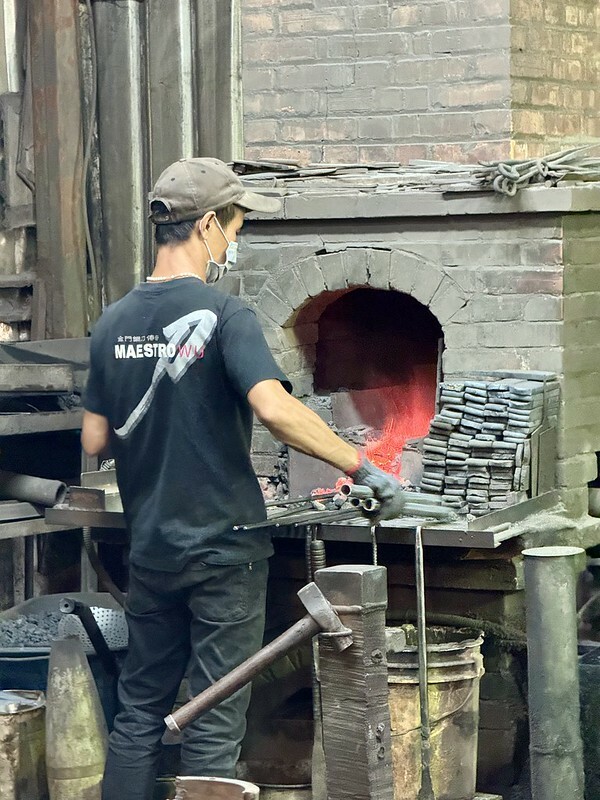 金門自由行｜金合利鋼刀觀光工廠，看「傳統鍛造」如何製作砲彈鋼刀，還能ＤＩＹ一把個人專屬小菜刀。（金門