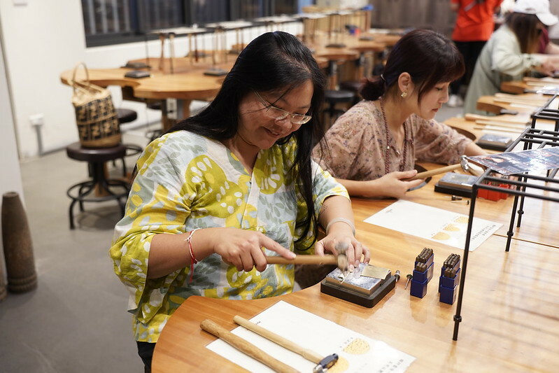 金門自由行｜金合利鋼刀觀光工廠，看「傳統鍛造」如何製作砲彈鋼刀，還能ＤＩＹ一把個人專屬小菜刀。（金門