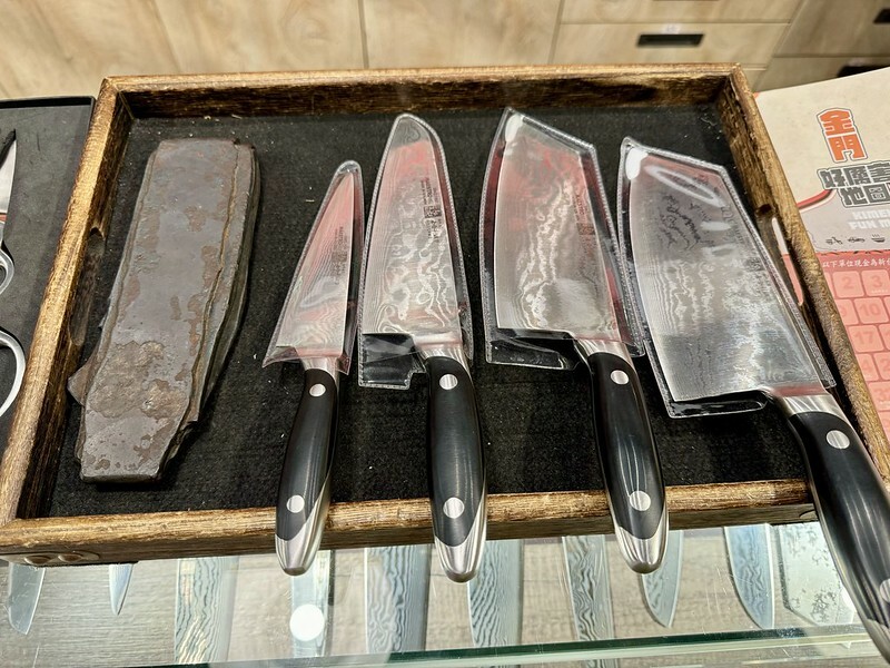 金門自由行｜金合利鋼刀觀光工廠，看「傳統鍛造」如何製作砲彈鋼刀，還能ＤＩＹ一把個人專屬小菜刀。（金門