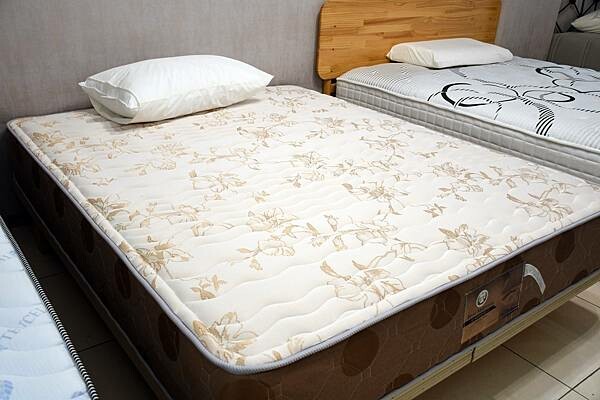 超過40年的手工縫製技術，台南首推手工床墊【品眠眠品床墊工廠】用固執的好品質，換得我的一夜好眠！