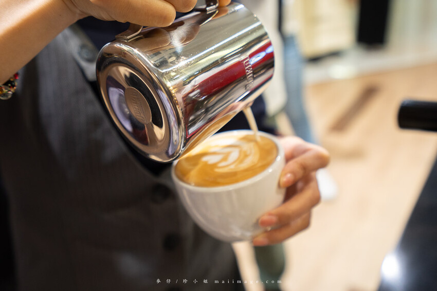 桃園購物｜大江購物中心MetroWalk～最美室內聖誕裝置藝術就在大江，好拍、好買、好好逛！還整年免費停車