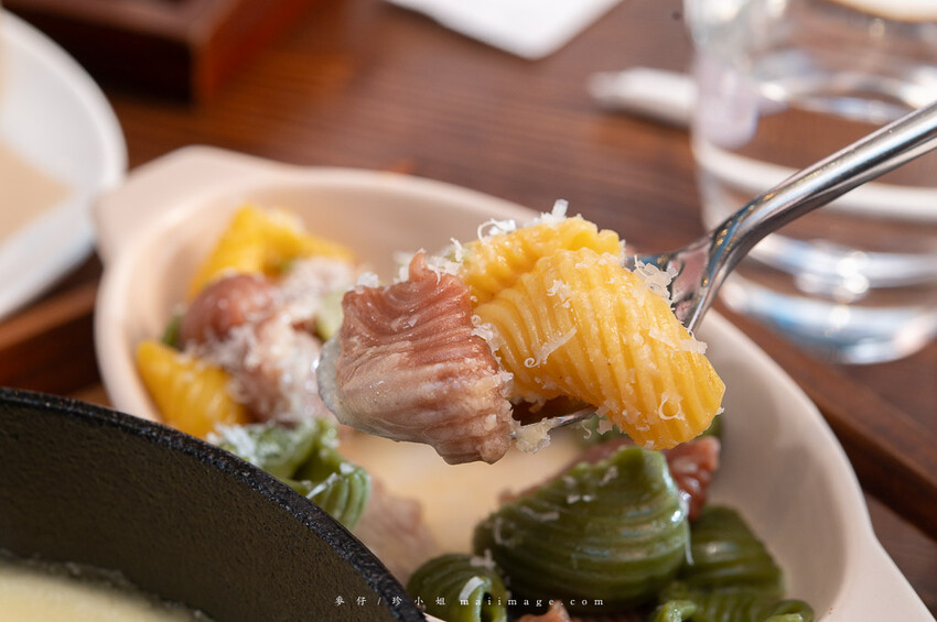 桃園購物｜大江購物中心MetroWalk～最美室內聖誕裝置藝術就在大江，好拍、好買、好好逛！還整年免費停車