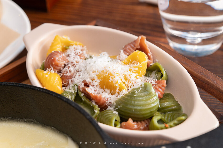 桃園購物｜大江購物中心MetroWalk～最美室內聖誕裝置藝術就在大江，好拍、好買、好好逛！還整年免費停車