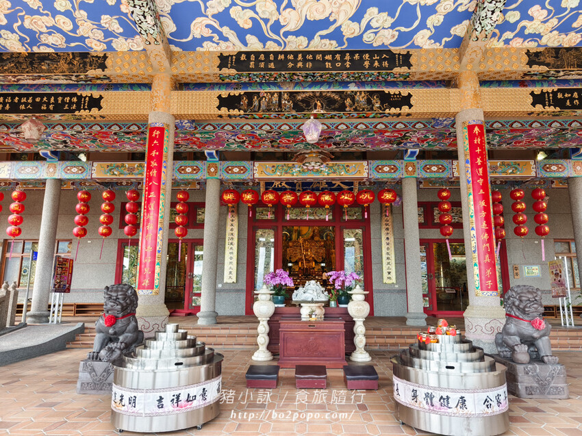 高雄。六龜》諦願寺-樟木臥佛像及精緻建築彩繪很吸睛