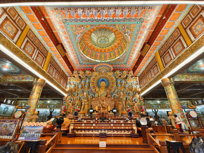 高雄。六龜》諦願寺-樟木臥佛像及精緻建築彩繪很吸睛