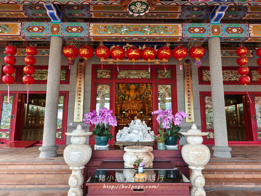 高雄。六龜》諦願寺-樟木臥佛像及精緻建築彩繪很吸睛