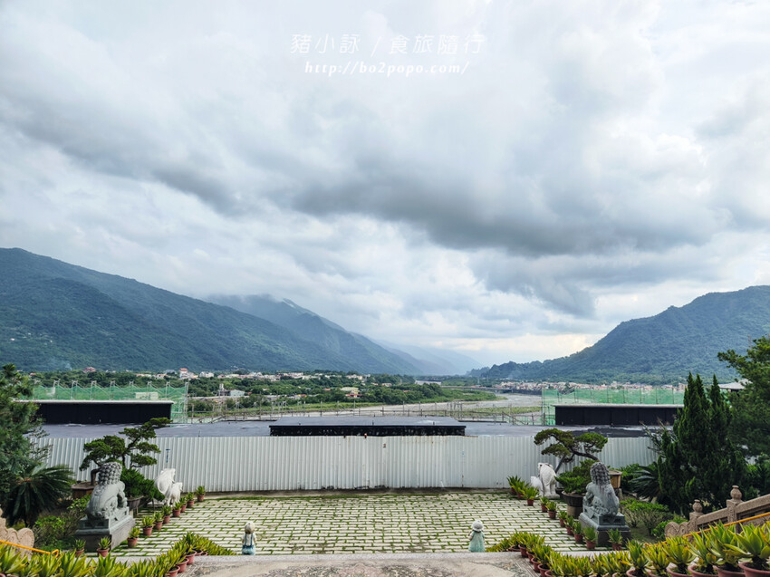 高雄。六龜》諦願寺-樟木臥佛像及精緻建築彩繪很吸睛