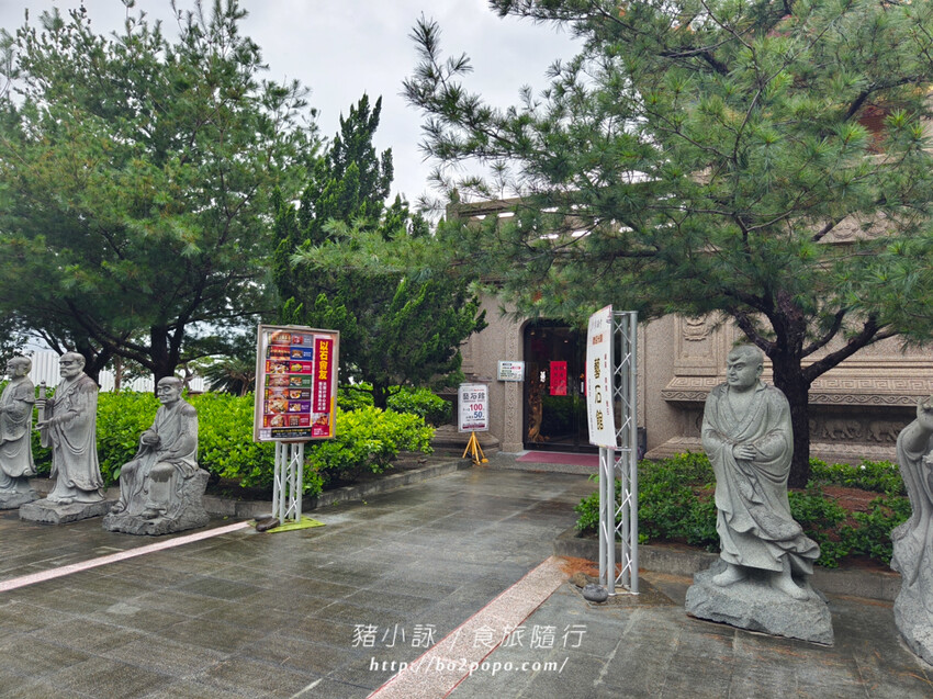 高雄。六龜》諦願寺-樟木臥佛像及精緻建築彩繪很吸睛