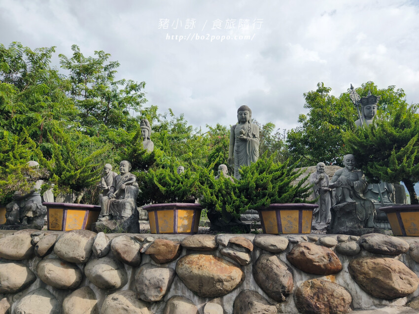 高雄。六龜》諦願寺-樟木臥佛像及精緻建築彩繪很吸睛