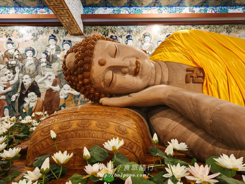 高雄。六龜》諦願寺-樟木臥佛像及精緻建築彩繪很吸睛