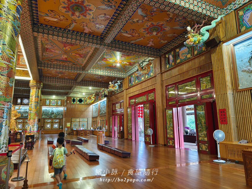 高雄。六龜》諦願寺-樟木臥佛像及精緻建築彩繪很吸睛