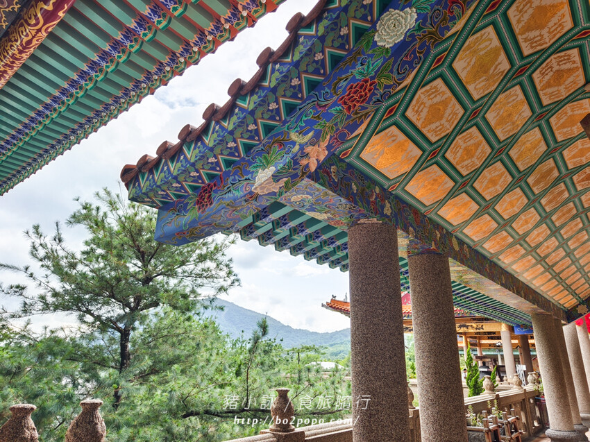 高雄。六龜》諦願寺-樟木臥佛像及精緻建築彩繪很吸睛