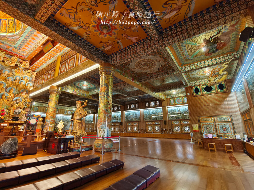 高雄。六龜》諦願寺-樟木臥佛像及精緻建築彩繪很吸睛