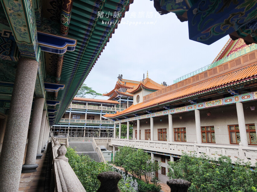 高雄。六龜》諦願寺-樟木臥佛像及精緻建築彩繪很吸睛