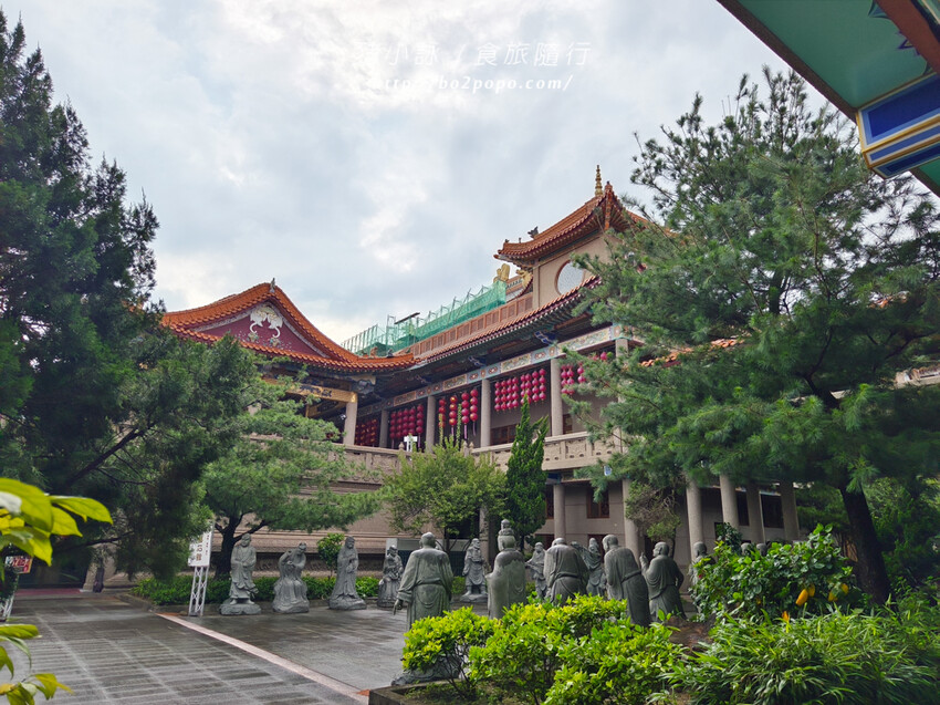 高雄。六龜》諦願寺-樟木臥佛像及精緻建築彩繪很吸睛