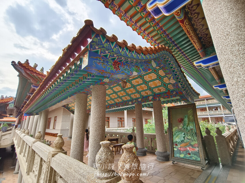 高雄。六龜》諦願寺-樟木臥佛像及精緻建築彩繪很吸睛