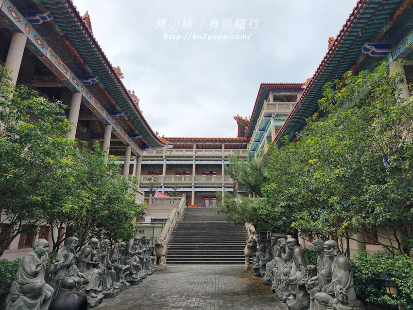 高雄。六龜》諦願寺-樟木臥佛像及精緻建築彩繪很吸睛