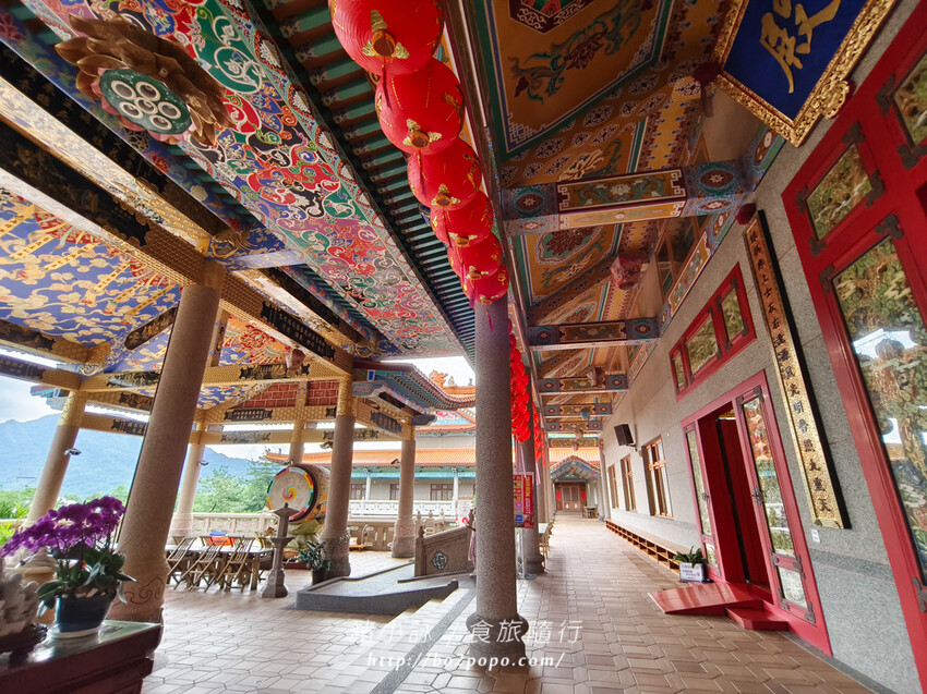 高雄。六龜》諦願寺-樟木臥佛像及精緻建築彩繪很吸睛